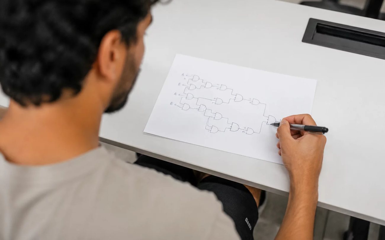 Dupla relendo anotações num tablet apoiado sobre a mesa de madeira